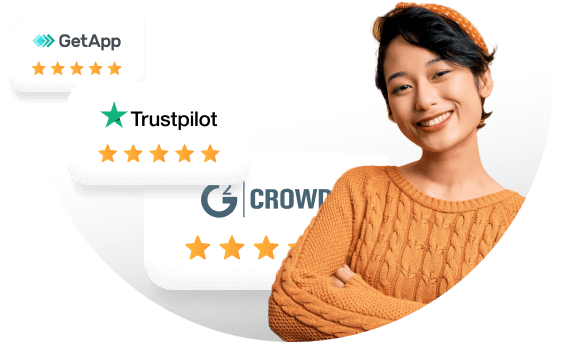 Naeratav naine koos auhindadega kõrval.