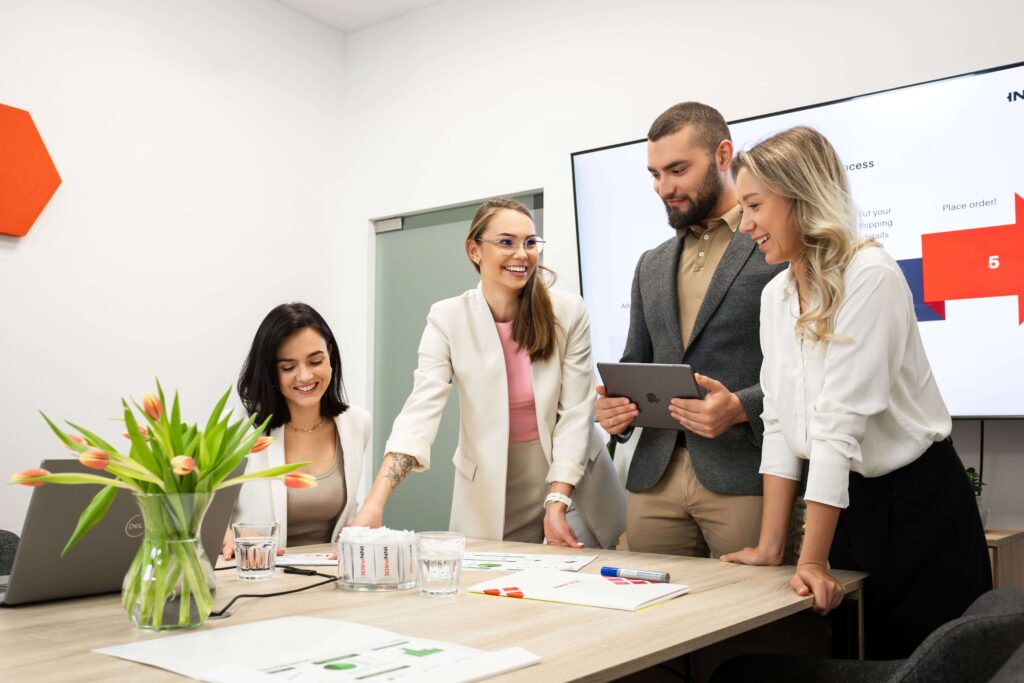 INNPRO klienditugi meeskond koosolekul